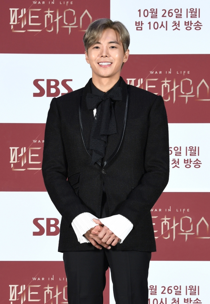 배우 박은석이 SBS 월화드라마 '펜트하우스' 제작발표회에 참석해 포즈를 취하고 있다, /사진=SBS