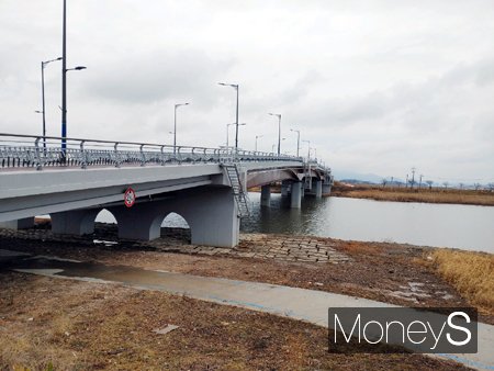 229억 1000만원의 공사금액이 투입된 전남도개발공사 발주 남창1교 건설공사와 관련해 본격적인 개통도 하기 전에 균열과 토사 퇴적 등이 발견돼 부실시공의혹이 일고 있다. 남창1교 전경/머니S DB
