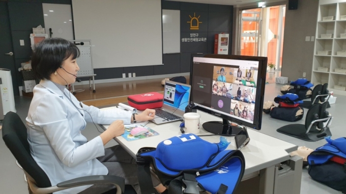 서울 양천구는 ‘집콕 생활안전교실’을 2월부터 8월까지 7개월간 운영한다. 사진은 원격심폐소생술 교육 실시 중인 모습. / 사진제공=양천구