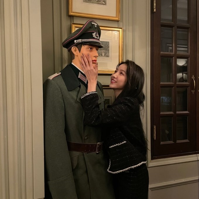 걸그룹 여자친구 소원이 나치 마네킹을 포옹하는 사진을 자신의 인스타그램에 올렸다가 논란이 일자 삭제했다. /사진=소원 인스타그램 캡처
