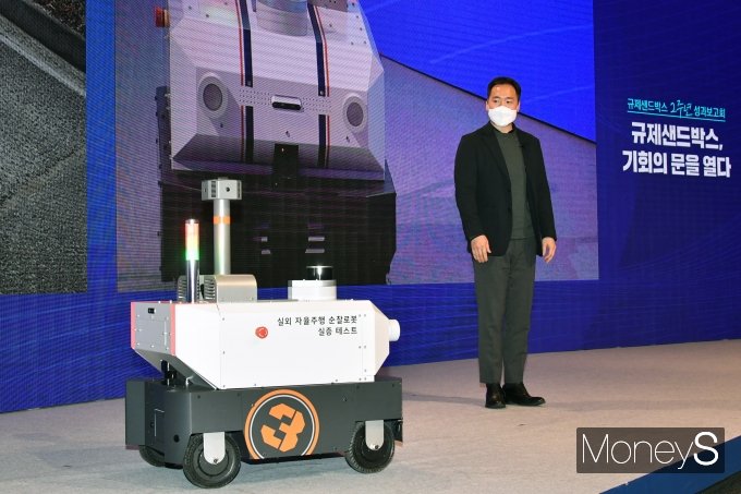 [머니S포토] 김진효 대표 '순찰로봇 패트로버 소개합니다'