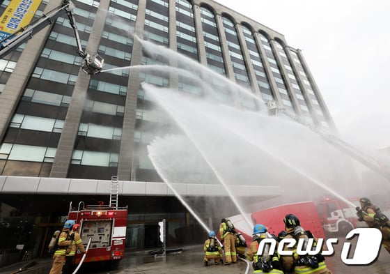 다중이용시설의 화재보험 가입이 한층 수월해 질 전망이다. 사진은 서울 종로구 계동 현대사옥./사진=뉴스1 