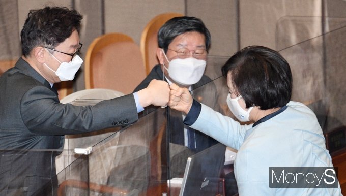 [머니S포토] 2월 임시국회, 인사 나누는 박범계 법무 장관