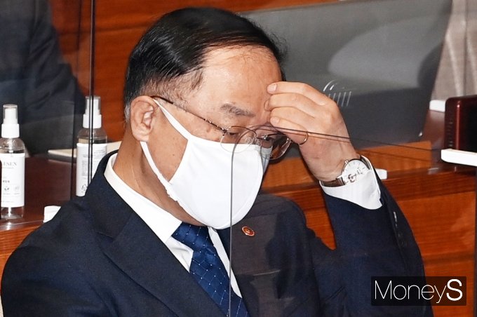 [머니S포토] 국힘, K방역·부동산 등 작심비판…고심하는 '홍남기'