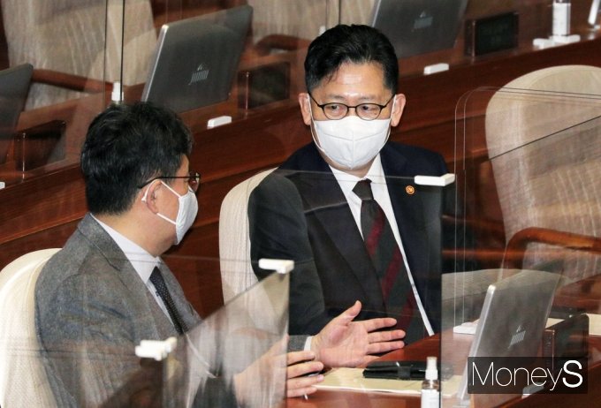 [머니S포토] 의견 나누는 김현수·박양우 장관