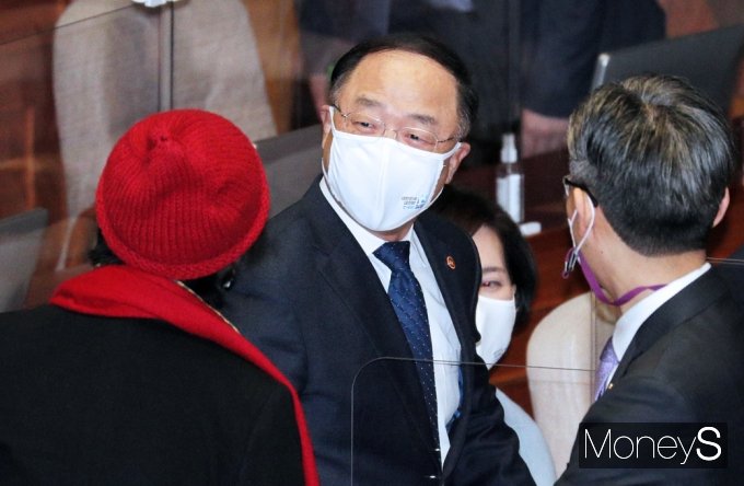 [머니S포토] 대화 나누는 홍남기 부총리