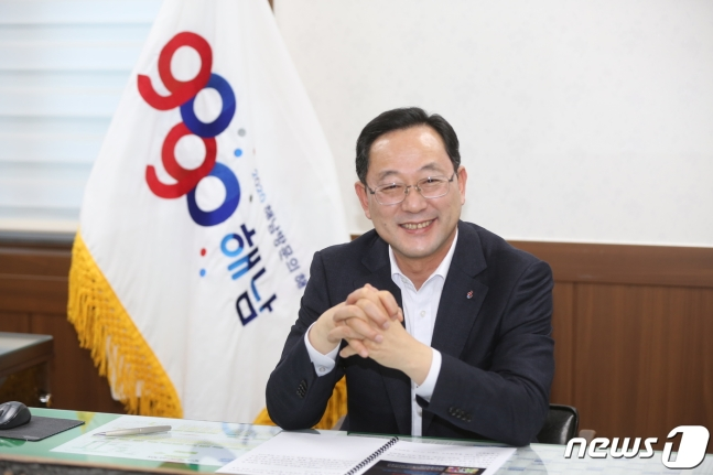 명현관 전남 해남군수가 3일 더불어민주당에 복당했다.민주당 최고위원회는 이날 회의를 열고 명현관 군수에 대한 복당 건을 의결했다. 이로써 전남 22개 기초단체장 가운데 민주당 소속은 20명으로 늘었다. 명현관 해남군수/뉴스1