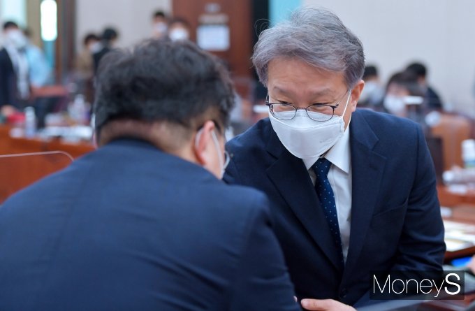[머니S포토] 국회 인사청문회, 인사 나누는 권칠승 후보자