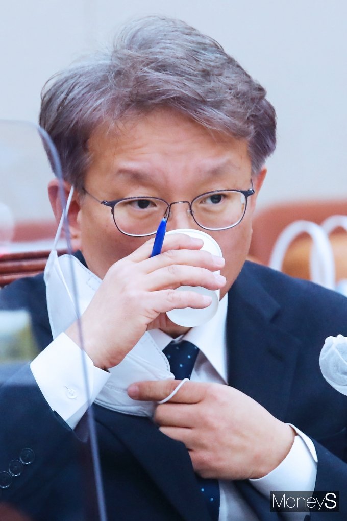 [머니S포토] 중기부 장관 인사청문회, 목 축이는 '권칠승'
