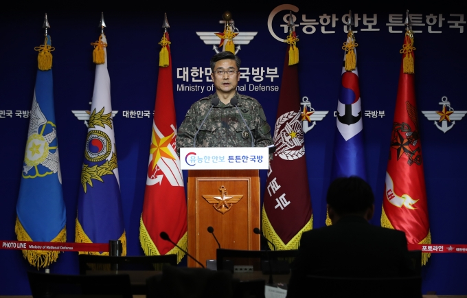 국방부가 '2020 국방백서'에 대한 일본의 반발에 "부당한 항의는 받아들일 수 없다"는 입장을 전달했다. 사진은 지난 2019년 1월 서욱 당시 합동참모본부 작전본부장이 서울 용산구 국방부 브리핑룸에서 일본 해상 초계기의 우리 해군 함정 근접비행에 대해 "명백한 도발행위로 간주한다"고 강력 규탄하는 모습. /사진=뉴스1