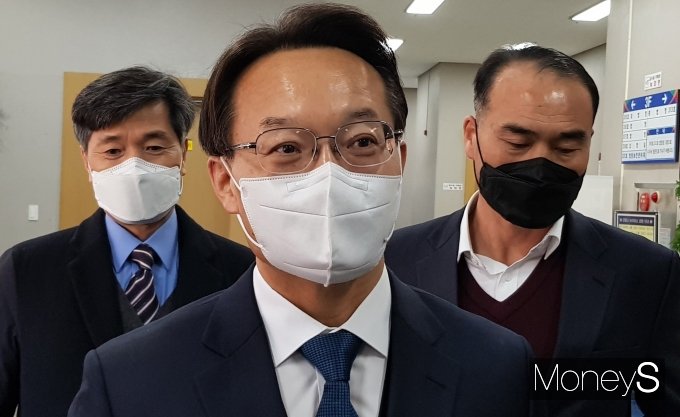 조해진 의원이 3일 오전 부산고법 창원재판부에서 선고유예 판결을 받고 법원을 나서면서 취재진들에게 입장을 밝히고 있다./사진=머니S 임승제 기자.