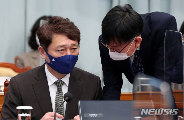 최재성 청와대 정무수석(왼쪽) 4차 재난지원금 지급방식을 두고 당정 간 갈등을 겪는 것에 우려를 표했다. /사진=뉴시스