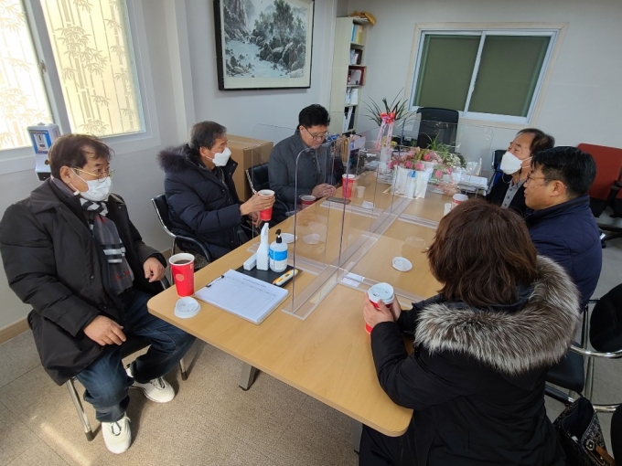 최근 취임한 장대교 광주·전남지방중소벤처기업청장은 첫 현장행보로 지난2일과 이날 광주 양동시장을 잇따라 방문했다.양동상인회 간담회/사진=광주전남중소벤처기업청 제공. 