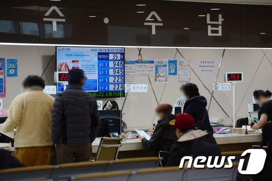 정부가 실손의료보험 청구 전산화 등 보험업 현안 개정을 추진한다. 사진은 광주광역시에 있는 한 의료원./사진=뉴스1 