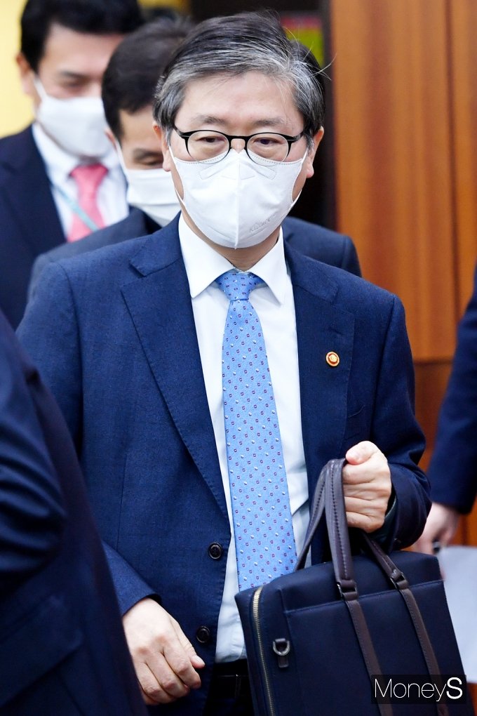 [머니S포토] 국회 국토위 회의 출석한 변창흠 장관