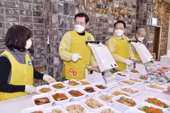 이용섭 광주광역시장이 3일 오후 동구 ㈔자비신행회에서 열린 '청년 행복도시락' 만들기 봉사활동에 참여해 임택 동구청장, 자원봉사자 등과 도시락을 만들고 있다./사진=광주광역시
