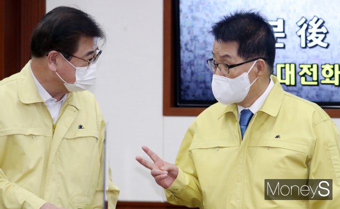 [머니S포토] 박지원 국정원장 손가락의 의미는?