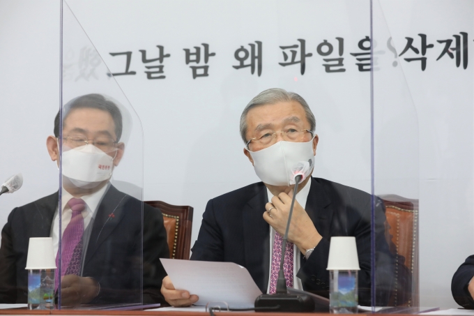 김종인 국민의힘 비상대책위원장의 '이적행위' 발언과 부산 '한일 해저 타운' 건설 카드가 오히려 역공 빌미를 제공하면서 김 위원장의 행보에도 차질이 생기고 있다. 사진은 김 위원장이 지난 3일 서울 여의도 국회에서 열린 국민의힘 비상대책위원회의에서 발언을 하고 있는 모습. /사진=뉴스1