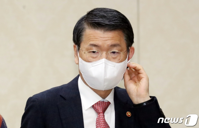 은성수 금융위원장은 3일 브리핑을 통해 공매도 금지 기간을 오는 5월2일까지 재연장한다고 밝혔다. /사진=뉴스1