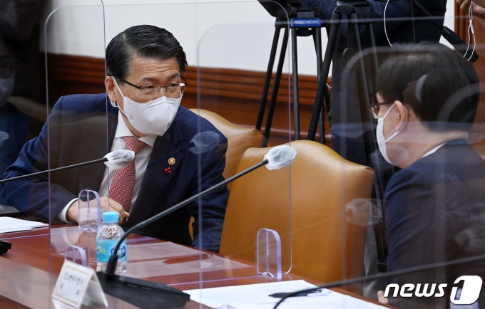 은성수 금융위원장과 강성천 중소벤처기업부 차관이 지난달 21일 서울 종로구 정부서울청사에서 열린 제3차 혁신성장 BIG3추진회의에서 대화하고 있다. 지난 3일 은 위원장은 공매도 금지 조치를 5월2일까지 연장한다고 발표했다./사진=뉴스1