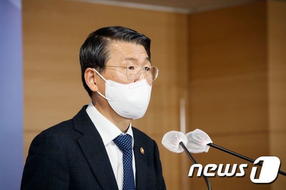 은성수 금융위원장이 지난 3일 서울 종로구 정부서울청사 합동브리핑실에서 공매도 부분적 재개 관련 내용을 발표하고 있다./사진=뉴스1