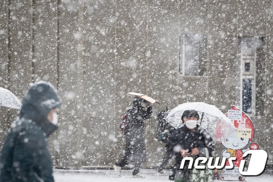4일 전국은 북서쪽에서 다가오는 저기압의 영향을 받다가 벗어나겠고 오전부터 중국 산둥반도 부근에서 동진하는 고기압의 영향을 차차 받겠다. /사진=뉴스1