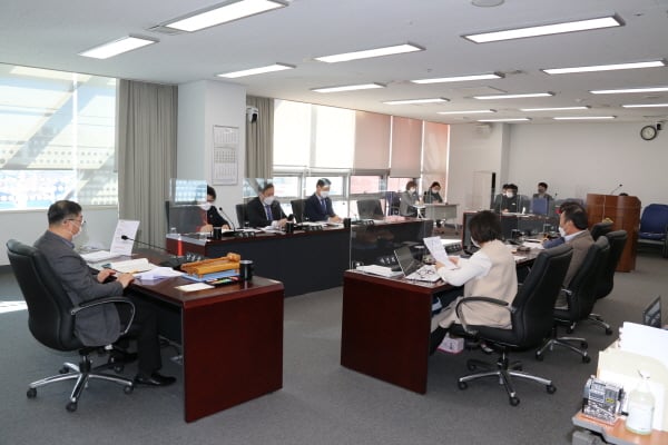 성남시의회 이준배 의원(이매동, 삼평동)은 제260회 성남시의회 임시회에서 성남시 자체 예산 407억원 규모의 ‘성남형 3차 연대 안전기금’ 지원 계획에 대해 “1·2차에 이어 세 번째 경제 방역정책에 환영한다”라고 피력했다. / 사진제공=성남시의회