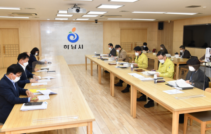 김상호 하남시장은 ‘2021년 주요업무계획 보고회’에서 ‘문제해결과 업무혁신 추진’ 및 ‘민관협치 거버넌스 발전과 활용’을 통해 성과를 낼 수 있는 한 해가 돼야 한다고 강조했다. / 사진제공=하남시