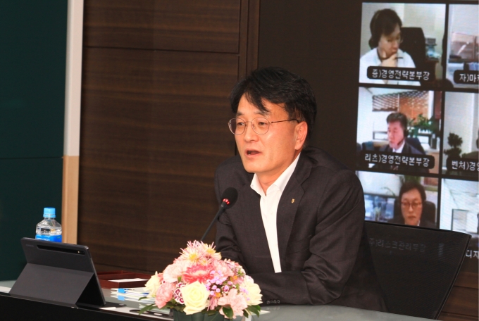손병환 NH농협금융지주 회장이 3일 서울 중구 소재 본사 회의실에서 개최된 2021 경영전략회의에서 ESG비전 및 탈석탄금융 선언을 공식 발표하고 있다./사진=NH농협금융