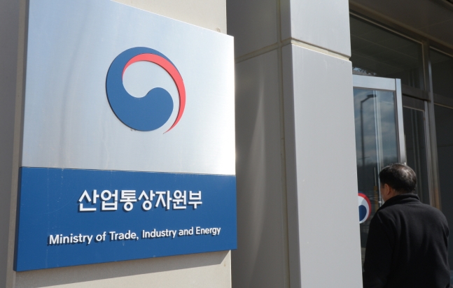 산업부가 중국과 일본에 대한 의존도가 높은 마그네슘계 세라믹 원재료 개발에 나선다. / 사진=뉴시스