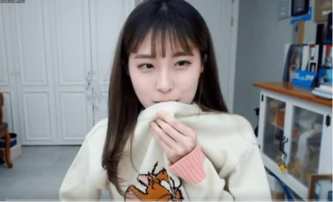 양팡이 아프리카TV 생방송을 진행하던 중 공황장애 증상을 보이며 힘들어 했다. /사진=양팡 아프리카TV 방송 캡처