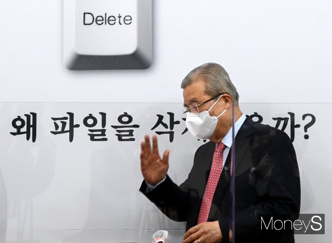 [머니S포토] 비상대책위원회의 참석한 김종인 위원장