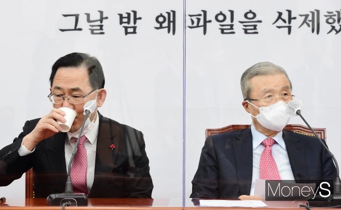 [머니S포토] 물 마시는 주호영 원내대표