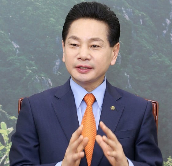 전동평 전남 영암군수가 가족의 '횡단보도 중국동포 사망 사고'로 물의를 빚은 것과 관련해 십 여일이 넘도록 공개적인 사과 한마디 하지 않고 있어 빈축을 사고 있다. 전동평군수