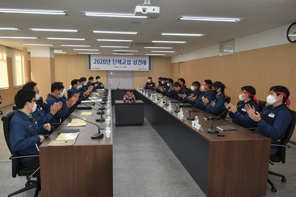 현대중공업 노사가 지난해 11월 3일 2020년 임금 및 단체협약 교섭 상견례를 진행하고 있다. /사진=금속노조 현대중공업지부