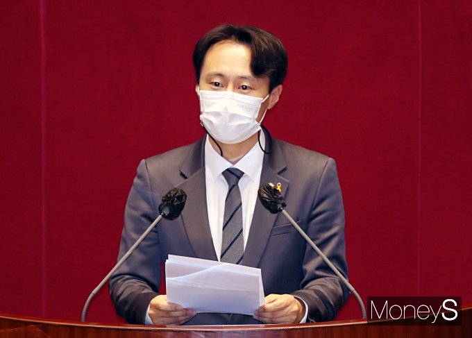 이탄희 민주당 의원이 4일 오후 서울 여의도 국회 본회의장에서 '사법농단' 연루 법관(임성근) 탄핵소추안 제안설명을 했다. /사진=공동취재사진단