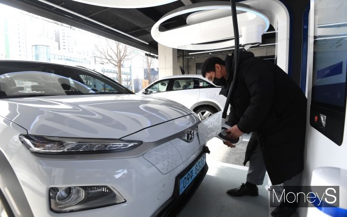 현대자동차가 지난 21일 EV스테이션 강동 오픈한 가운데 25일 오후 서울 강동구 현대 EV 스테이션 강동에서 관계자가 시승 차량을 충전하고 있다. /사진=장동규 기자