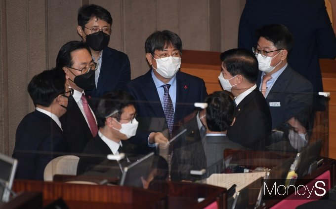 [머니S포토] 탄핵소추안 표결과 관련해 대화하는 주호영·이춘석