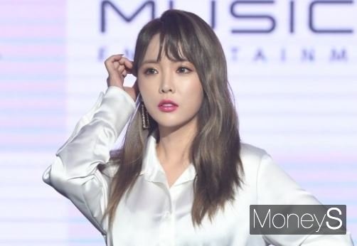 가수 홍진영이 논문 표절을 인정한 후 약 2개월 만에 SNS 활동을 시작했다. /사진=장동규 기자