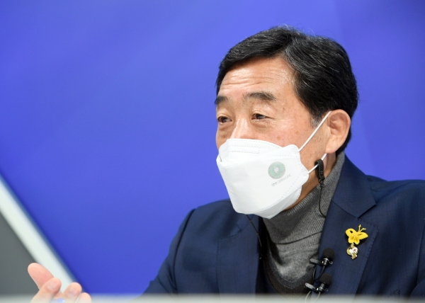 “시민 여러분께서 많은 관심을 갖고 계신 ‘대학생 본인부담 등록금 반값지원 사업’에 대해 브리핑하겠습니다.” 윤화섭 안산시장이 4일 안산시 공식 유튜브 채널을 활용해 주요 시정소식을 시민에게 직접 알리는 ‘정책 브리핑’을 추진하고 있다. / 사진제공=안산시