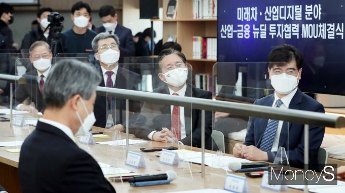 [머니S포토] 산업-금융 뉴딜 투자 협력 MOU, 경청하는 성윤모·공영운