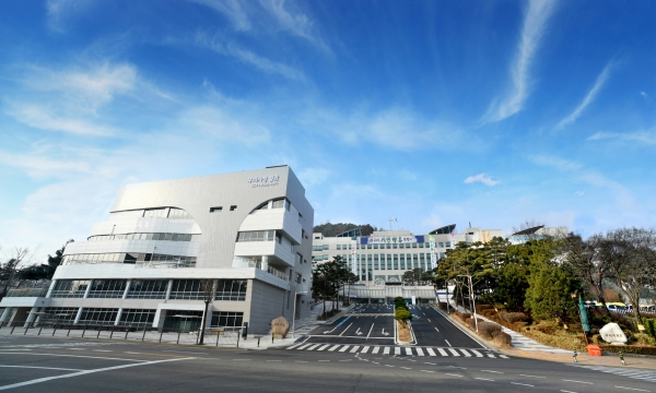 구리시(시장 안승남)은 1월 29일 SBS 8시 뉴스 '구리시, 채용관련 의혹 보도'에 구리시에서 자질이 부족한 사람들을 산하기관 곳곳에 채용하고 시장 측근의 자녀 일자리까지 챙기며 음주운전을 저지른 정책보좌관을 재임용했다는 내용이 보도된 것에 대해 입장을 밝히고 감사원에 감사를 청구했다고 4일 밝혔다. / 사진제공=구리시