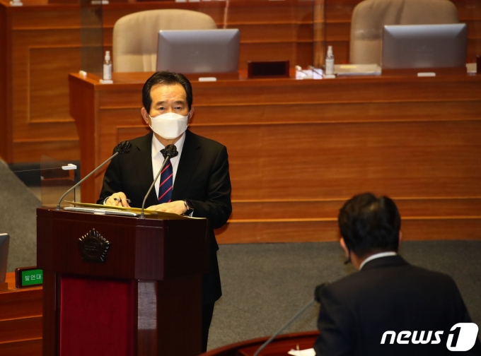 정세균 국무총리가 4일 국회 본회의장에서 열린 정치·외교·통일·안보 분야 대정부 질문에 참석해 의원 질의에 답변했다. /사진=뉴스1