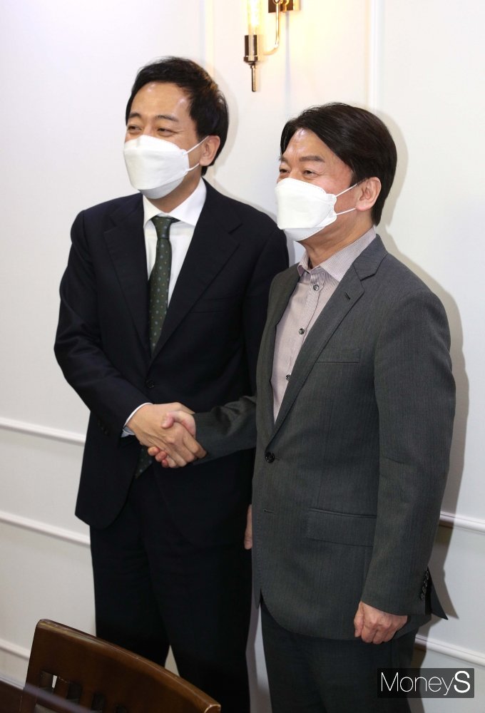 [머니S포토] 악수하는 안철수 대표와 금태섭 전 의원