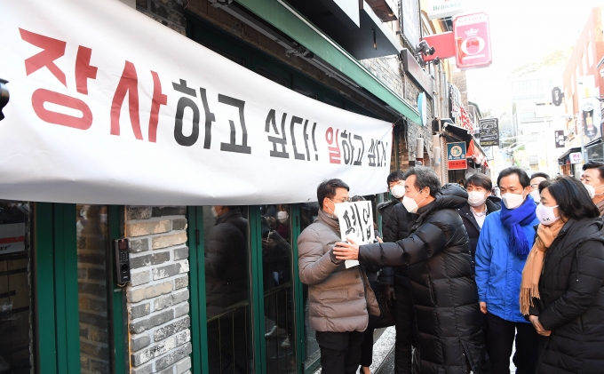 이낙연 민주당 대표와 박영선·우상호 서울시장 출마 예비후보가 4일 오전 서울 용산구 이태원을 찾아 상인들과 현장간담회를 가졌다. /사진=뉴스1