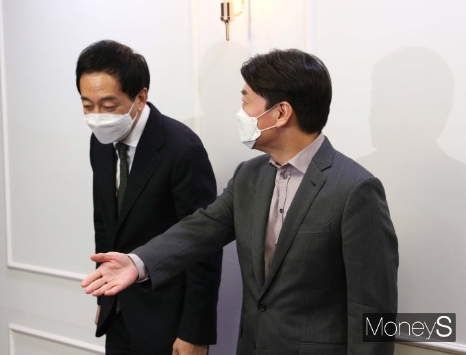[머니S포토] 협상 테이블로 향하는 안철수·금태섭