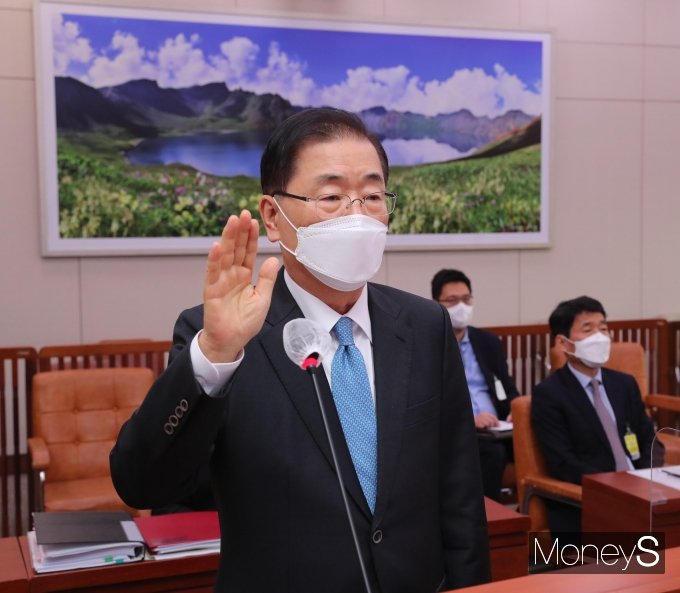 [머니S포토] 선서하는 정의용 외교부 장관 후보자