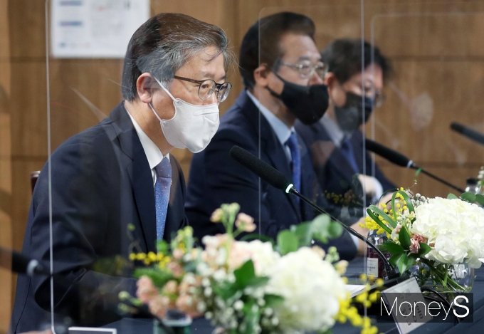 국토교통부와 서울시, 용산구는 5일 서울 용산구 동자동 KDB생명타워에서 '서울역 쪽방촌 주거환경 개선을 위한 공공주택 및 도시재생사업 추진계획'을 발표했다.  한국토지주택공사(LH)와 서울주택도시공사(SH)가 공동사업시행자로 참여해 약 4만7000㎡ 규모 쪽방촌을 정비, 총 2410가구의 주택을 공급한다. /사진=사진공동취재단