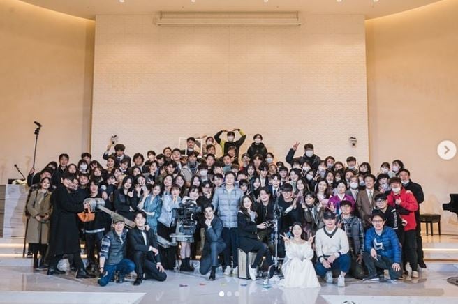tvN 수목드라마 '여신강림' 종영 기념 단체사진이 뒤늦게 논란에 휩싸였다. /사진=차은우 인스타그램