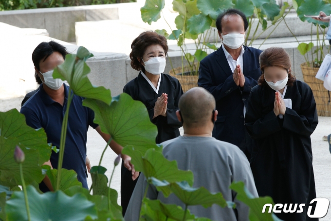 고 박원순 전 서울시장의 부인 강난희 여사와 유족 등이 26일 오후 서울 종로구 조계사에서 열린 박 전 시장 49재 막재에 참석하고 있다. 2020.8.26/뉴스1 © News1 안은나 기자